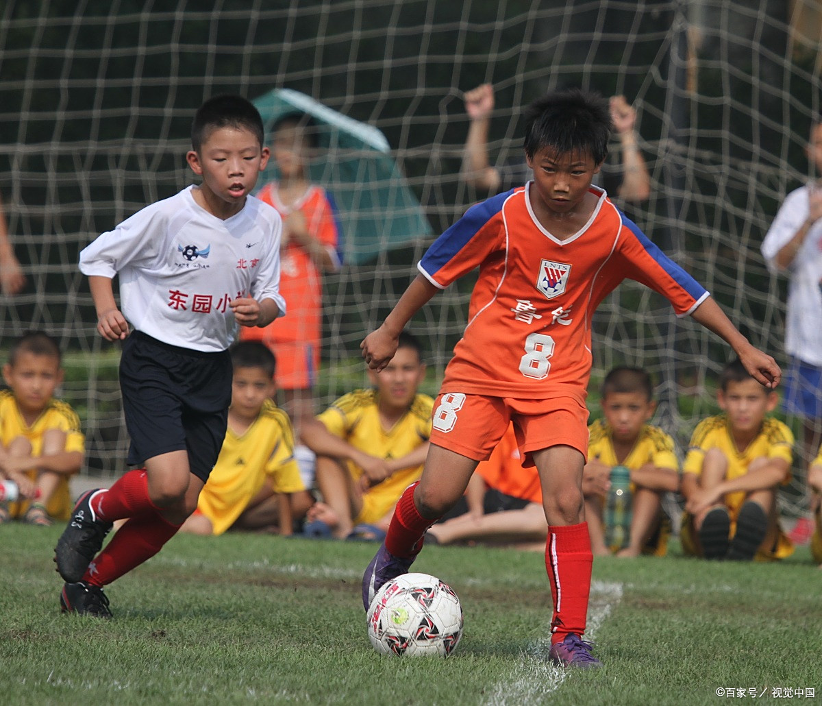 乐鱼体育登录入口-国内足球联赛迎来新一轮激烈角逐，球员拼尽全力的简单介绍