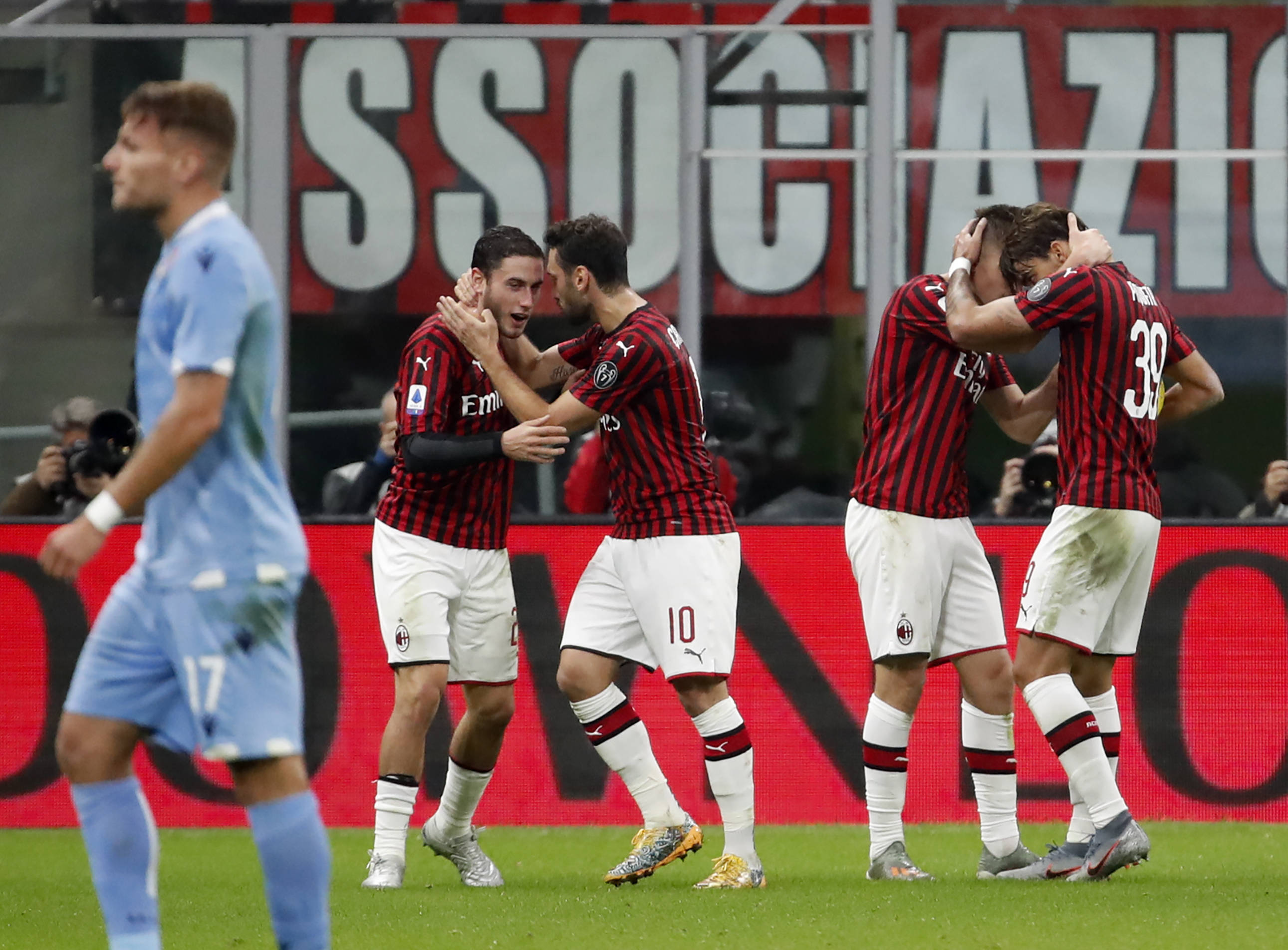 乐鱼体育网址-阿贾克斯逆袭淘汰皇马，荷甲新星惊艳欧洲赛场