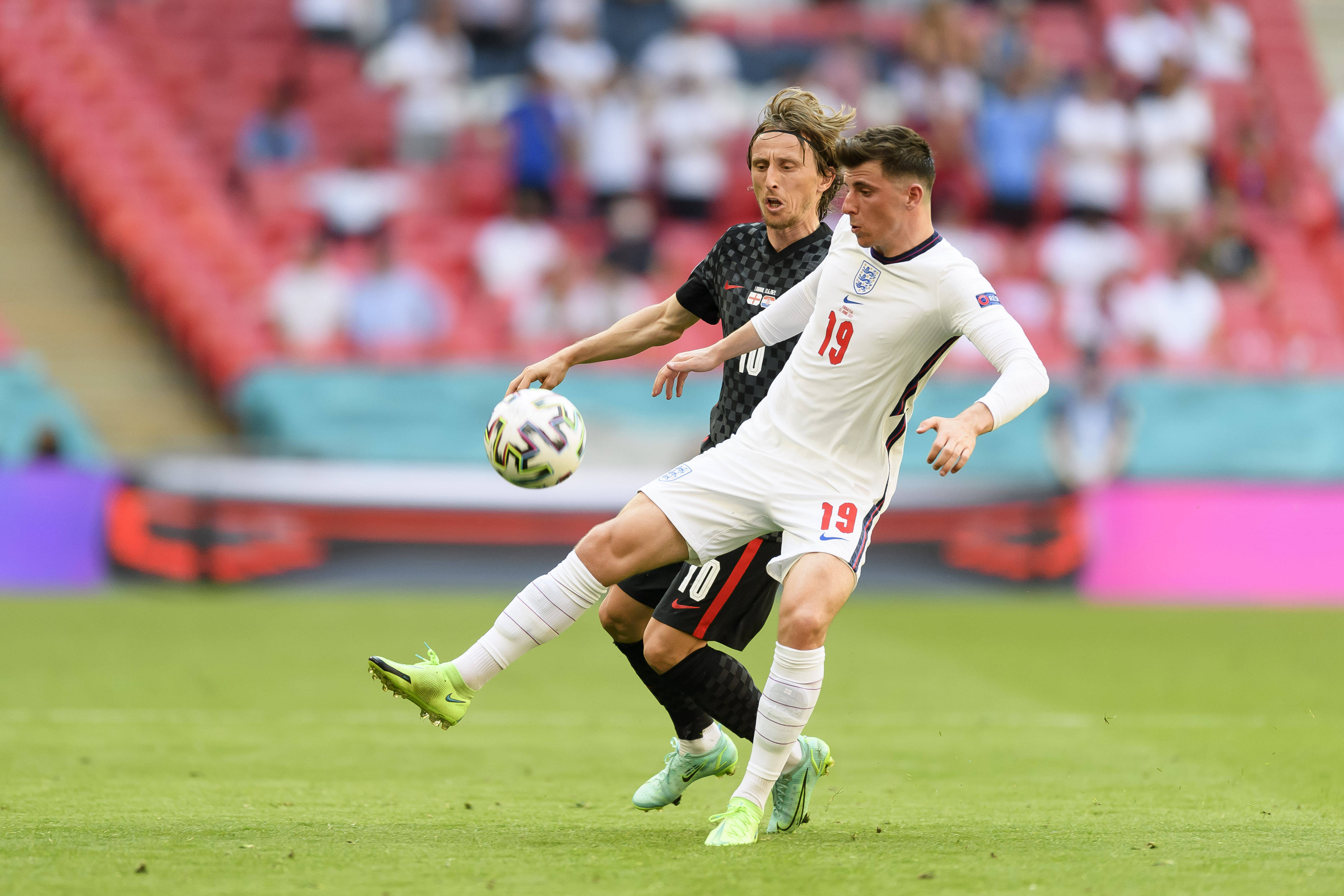 英格兰球队迎来了一场紧张的欧洲对决