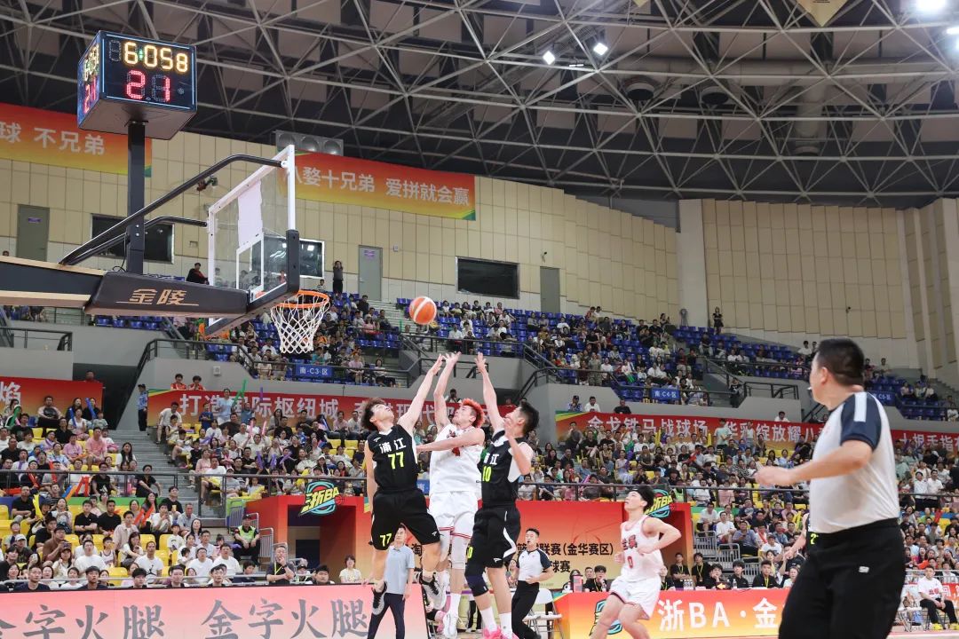 乐鱼体育投注-比赛打响，球员们的热血拼搏震撼全场观众