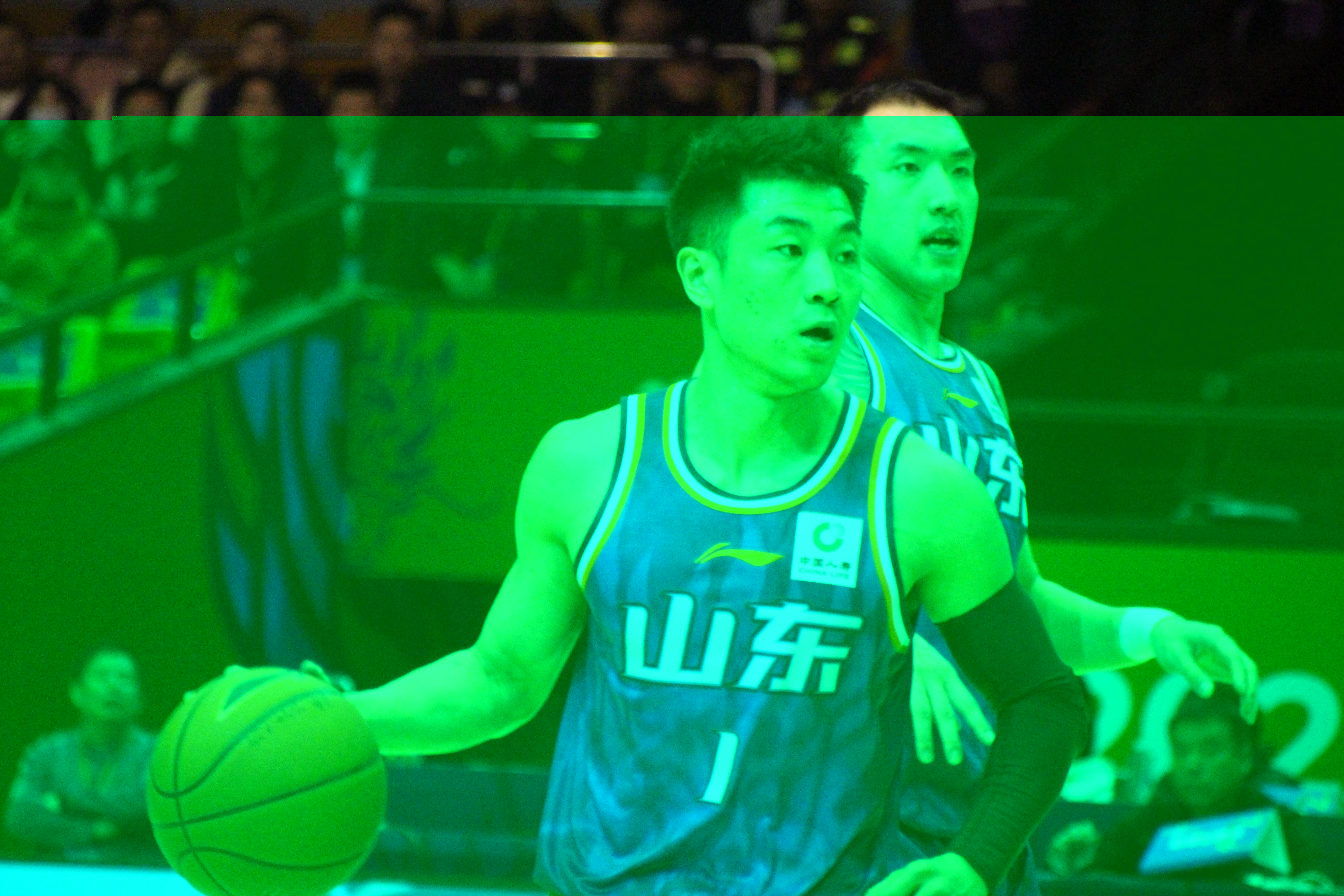 山东男篮在比赛中展现出勇敢和实力