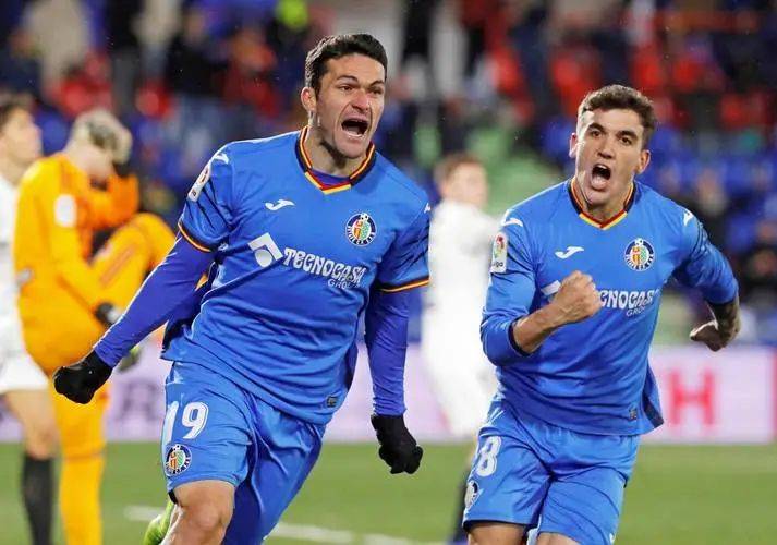 包含巴拉多利德挑战瓦伦西亚，争夺主场荣誉的词条