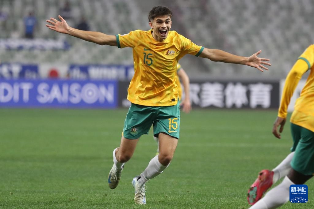 澳大利亚运动员突破自身记录，登顶领奖台