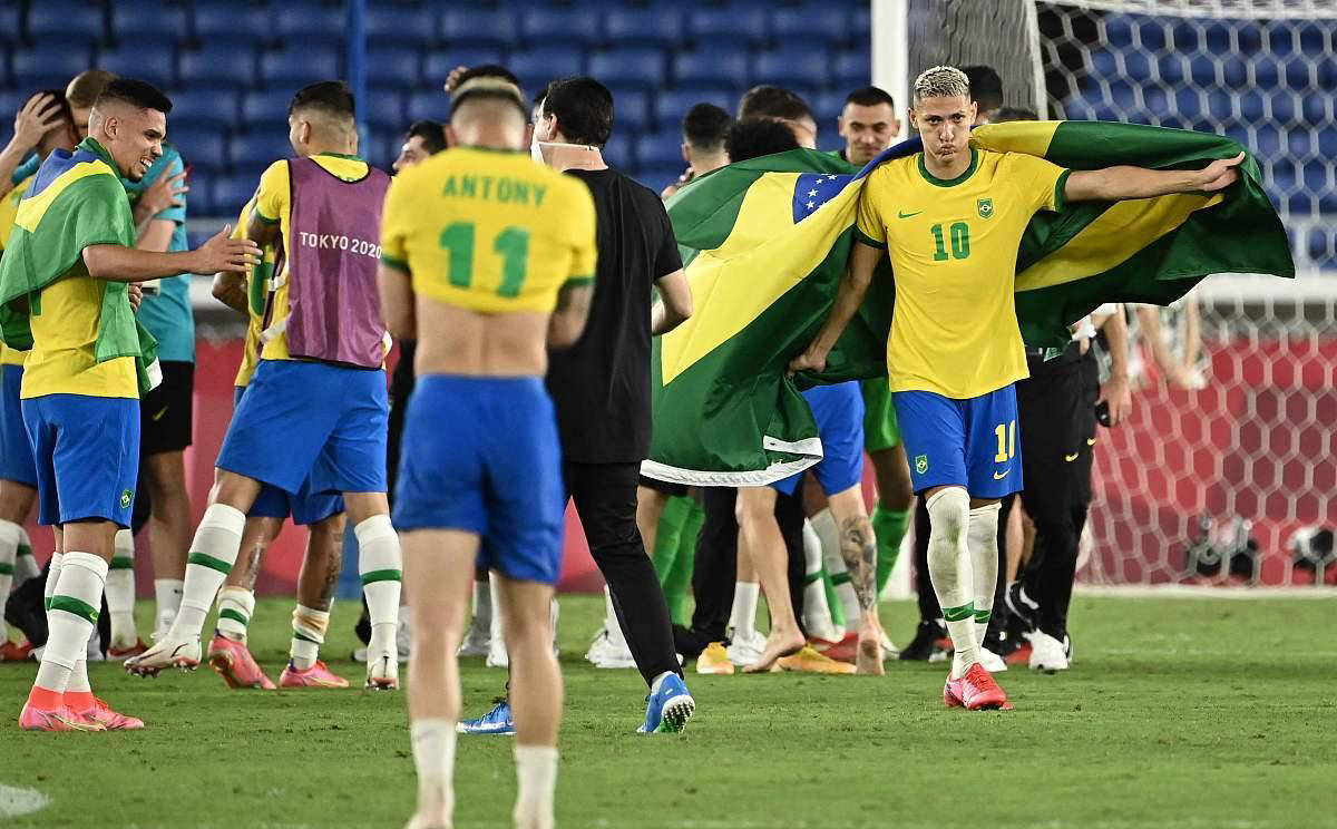 巴西队员在足球赛场上大显身手 巴西队员在足球赛场上大显身手